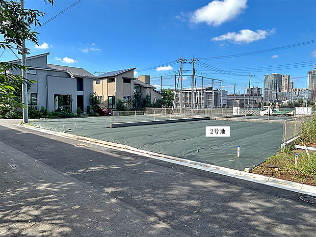 【2号地 前面道路含む現地写真】<strong>敷地面積149m2超えの整形で平坦な土地は、自由なプランを描ける広さです。</str