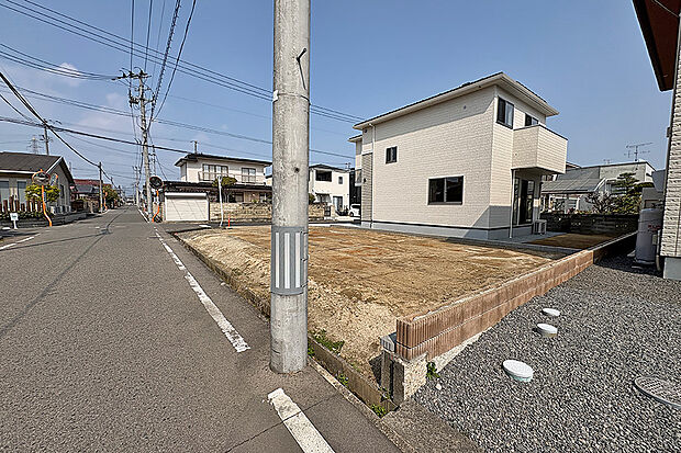 【1号地 前面道路含む現地写真】142.84m2の整形地。二方向が道路に面した角地です。 
西側の道路幅は約7mあり、車でのすれ違