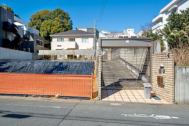 【1号地 前面道路含む現地写真】整形地の設計のしやすさに加え、南側約7.2m公道に面する開放的な立地。