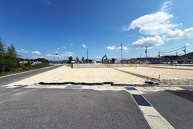 【4号地 現地写真】185m2超と、ゆとりある広さ。 前面道路は6mと、車の出し入れやすれ違いにもゆとりがあります。