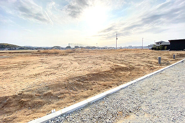 【4号地 外観】200m2超と、ゆとりある広さ。 前面道路は9mで、車の出し入れやすれ違いにもゆとりがあります。  