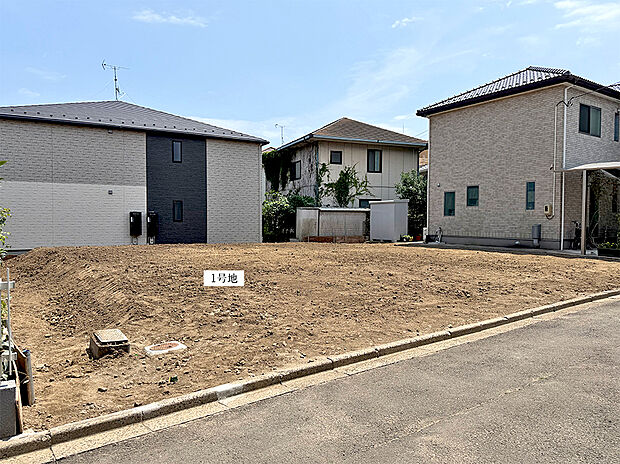 【1号地 現地土地写真】<strong>この街で家族の笑顔があふれる暮らしを。幹線道路から1本入った閑静な分譲地です。</s