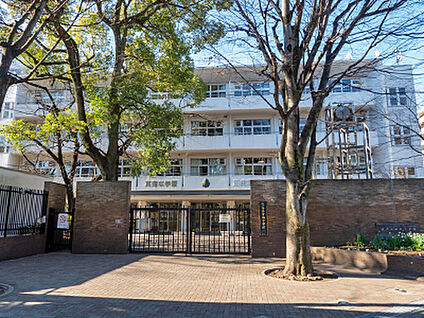 区立青山中学校 約660m