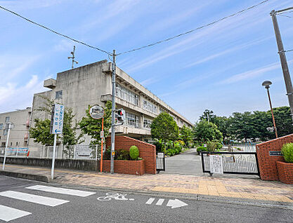 さいたま市立日進小学校 約160m