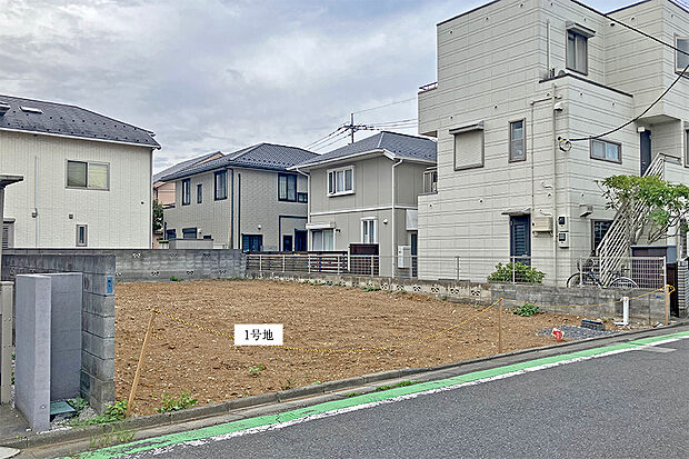 【1号地 前面道路含む現地写真】平坦な整形地で、日当たりと通風性のよい立地です。 前面道路接道幅8.9mと幅広く、並列駐車2台も可能