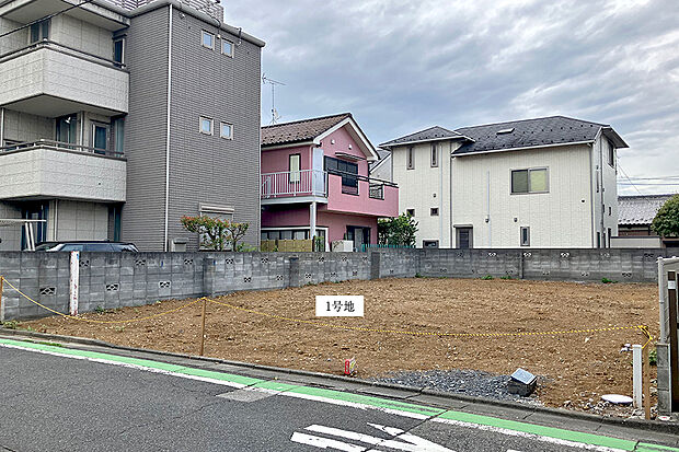 【1号地 前面道路含む現地写真】平坦な整形地で、日当たりと通風性のよい立地です。 前面道路接道幅8.9mと幅広く、並列駐車2台も可能
