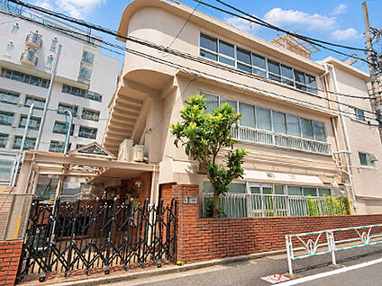 渋谷幼稚園 約240m