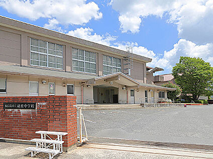 磯松中学校 約2100m