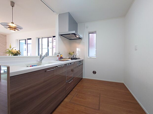 【システムキッチン】食洗機、ビルトイン浄水器、人工大理石シンク、ガラストップコンロ等々。使い勝手の良いシステムキッチンです。