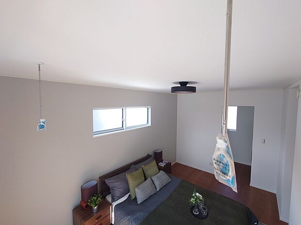 【室内用物干し（ホスクリーン）】主寝室には、室内用物干しのホスクリーンを設置。雨の日に室内干しが出来るので安心です。