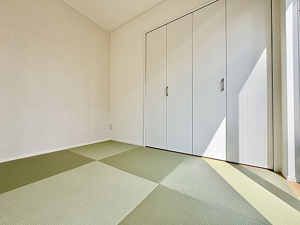 【縁なし畳の和室(収納付き)】縁なし畳の和室。右側の開口部から陽が入り、客間や子供の遊び場に最適です。
