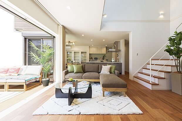 吹抜けにリビングとつながっているウッドデッキ♪開放感たっぷりです!現地にてモデルハウス多数公開中!