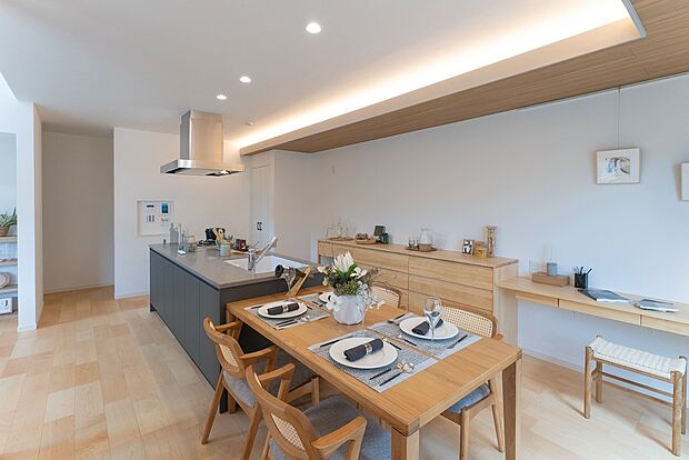 キッチンとダイニングが横並びで一体的な空間に。食事の配膳もスムーズで家事効率も上がります。