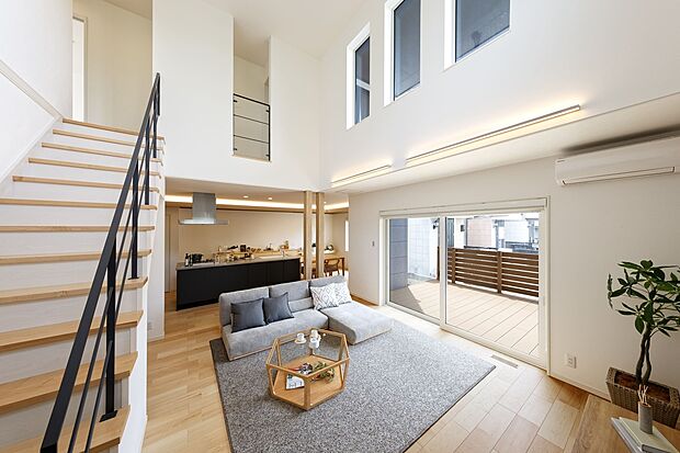 ウッドデッキにつながるリビングスペースは25.7帖とゆとり感たっぷり。家族でくつろぐ憩いの場として、活用できます。