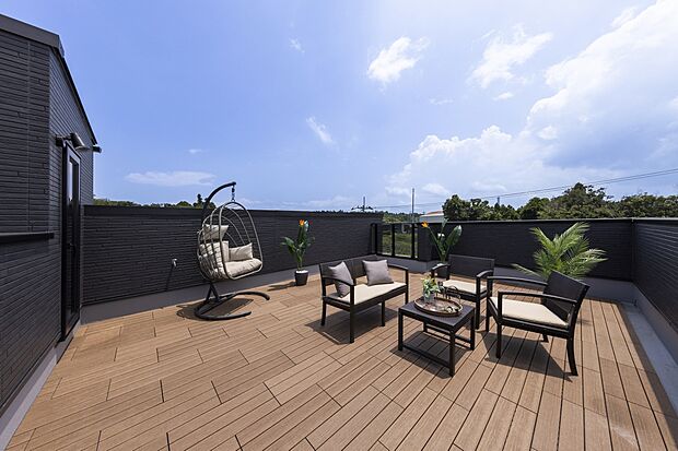 【施工例】ソラニワ
家に居ながらアウトドアを楽しめる、屋上プライベートテラス「ソラニワ」
屋根断熱の効果で、階下内部の部屋には日差しの影響を与えません。