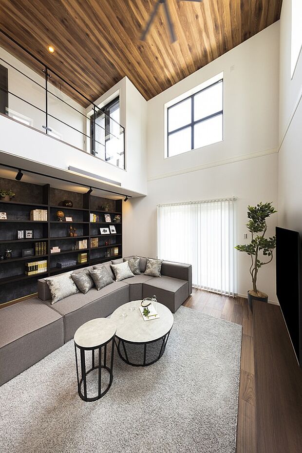 【施工例吹抜け
冷暖房効率を心配されがちな吹抜けも、創建の外断熱なら快適そのもの!
更にはエアコン一台で賄えてしまう経済性も魅力です。
その秘密は現地でご体感下さい!