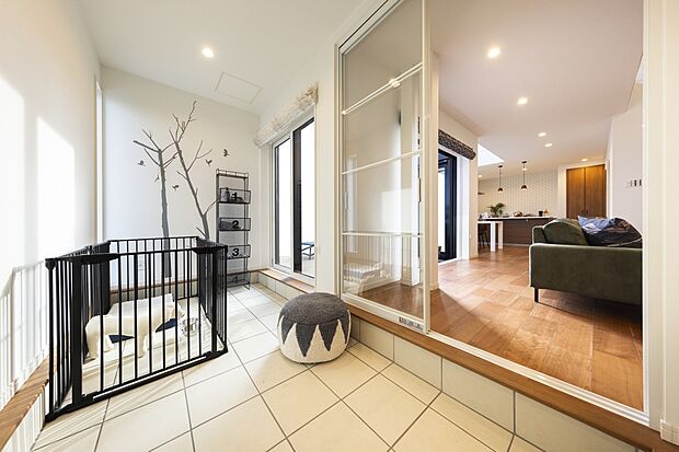 【大人気の「土間スペース」】一般的な土間であっても、創建のは一味違う!
外断熱工法のおかげで季節問わず快適な空間に◎
だから趣味や物置だけでなく、子供やペットのプレイゾーンとしてもご活用いただけます!