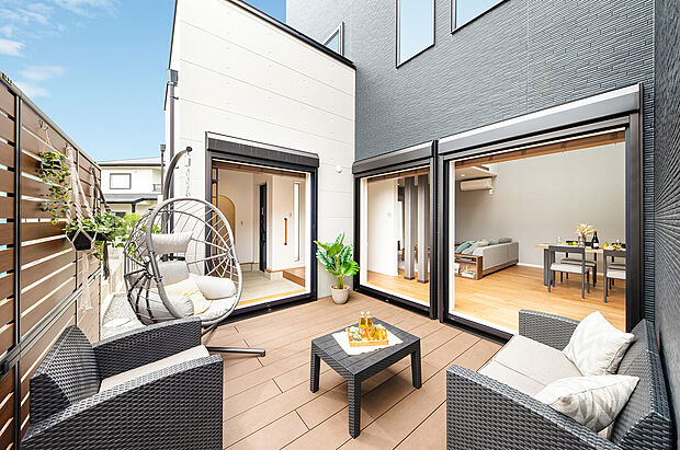 【【ウッドデッキ】家族の中がぐっと深まるスペース】住まいに解放感と明るさを与えるウッドデッキは、外からの視線が気にならない中庭感。バーベキューや趣味のスペースに最適です。