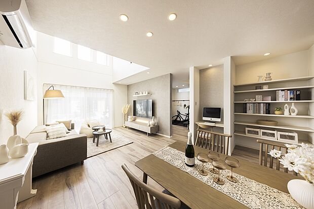 【大人気！韓国トレンドのインテリアコーディネート】【最寄り分譲地「ルナシティ柏アクティア」にてモデルハウス公開中】オフホワイトやベージュ、ブラウンなど同系色でグラデーションを使用することで、部屋全体に統一感を！吹き抜けからの採光が魅力的な間取りです！