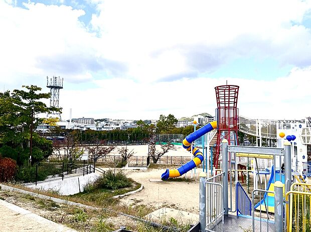 鈴蘭公園（約585m）