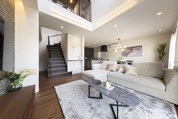 【ルナシティ柏エアーズ【No.52】】【コンセプトモデル：RESIDENCEスタイル】
吹抜けによる採光性と開放感が室内の居住性とデザインを大幅に広げます。
大空間でもエアコン一台で快適な理由は外断熱工法「Kurumu」のおかげ。