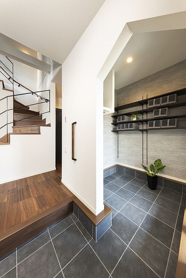 【【施工例】玄関&収納クローク】広々としたポーチから家に入ってすぐ、広々とした玄関とシューズクローク。
靴は勿論、アウトドアグッズや家族の荷物などを手軽に収納できます。