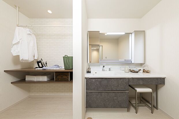 【施工プラン例（ランドリールーム・洗面室）】ランドリールームと洗面室が一体となっていることで、家事効率もアップ！家の中を行ったりきたりしなくて済みます。