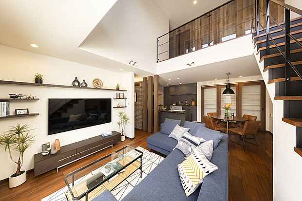 【【施工例:リビング】】リビングイン階段で、吹抜け上部のホールと繋がる広々LDK。
外断熱工法だから、大空間でも一年を通じて快適そのものです。
※「ルナシティ柏アクティア」にてご覧いただけます