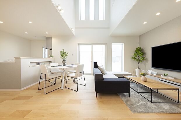 【【施工例:リビング】】創建の家では高性能な窓サッシが標準装備。
開口部であっても断熱を妥協せず、採光性と開放感だけを享受できます。
※弊社柏シリーズ「ルナシティ柏アクティア」にてご覧いただけます