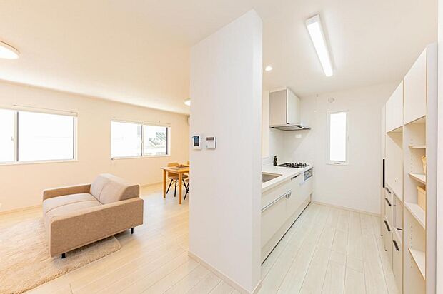 【1号地】食器洗い乾燥機、浄水器付水栓など、機能的なシステムキッチン。スリムなレンジフードで見た目もスッキリしています。