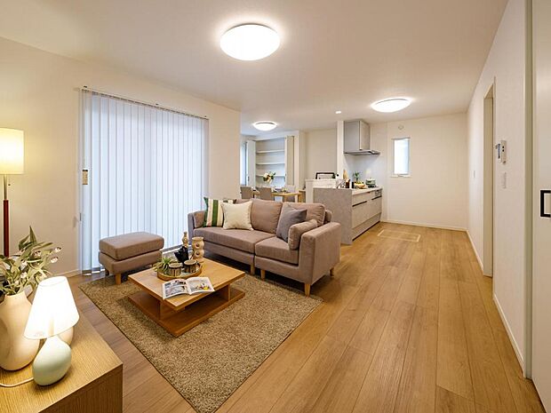 新登場モデルハウス(10号地) 約18帖の広々LDK。リビング横にはファミリークローゼットもあるので大容量の収納ができます。