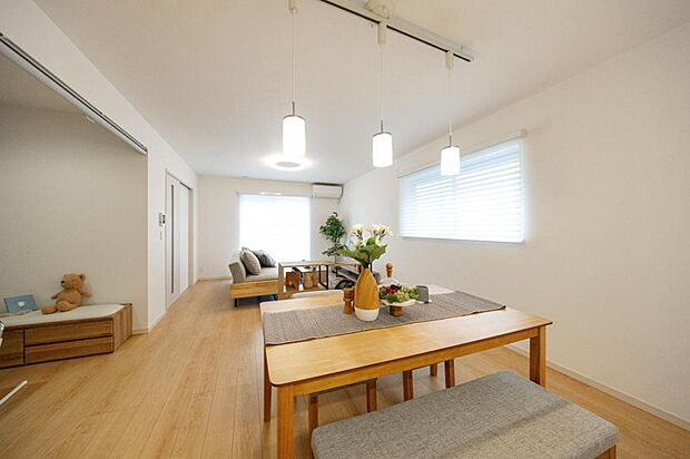 【モデルハウス】 ダイニングテーブルの後ろには本や勉強道具を収納できる棚を配置。子供のリビング学習に最適です。