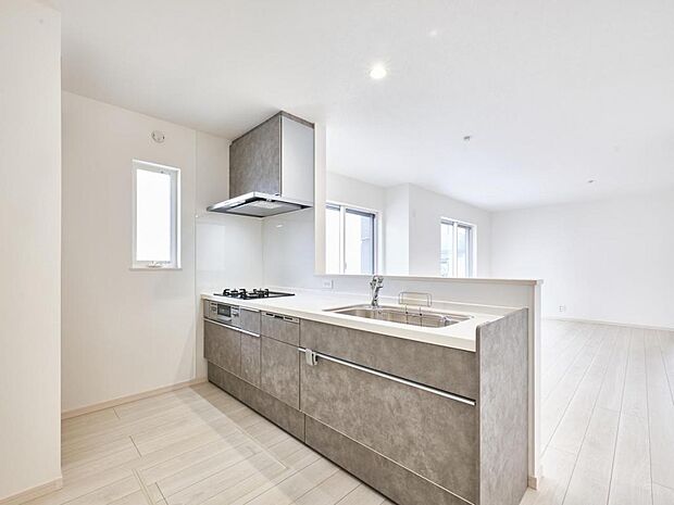 【13号地】スッキリとした薄型レンジフードと、グリル付3ツ口コンロ、浄水栓、食洗器などを装備した機能的なシステムキッチン