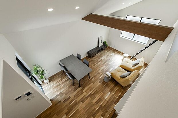 プライバシーと抜け感がどっちも叶う解放感たっぷり勾配天井の２階リビング