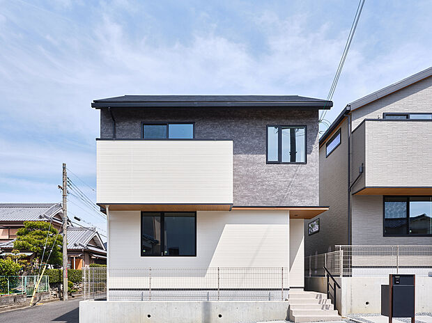 【1号地】バルコニーを備えたモダンな二階建て外観。ツートンカラーの壁面と控えめな水平ラインが調和し、快適な暮らしを想わせます。