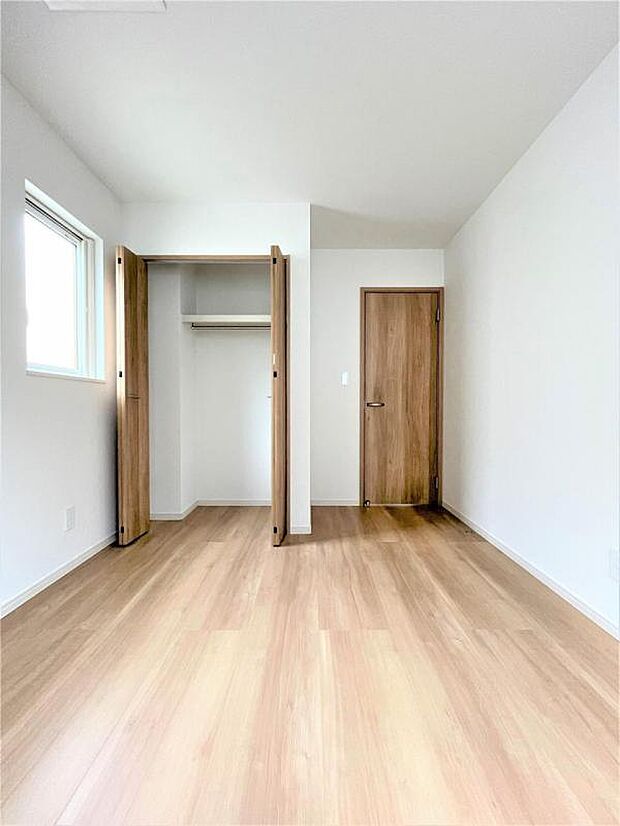 【【1号地】洋室B(約5.4帖)】【1号地】洋室B(約5.4帖) クローゼットがあり、収納家具などを置かずにお部屋をすっきりと使えます。