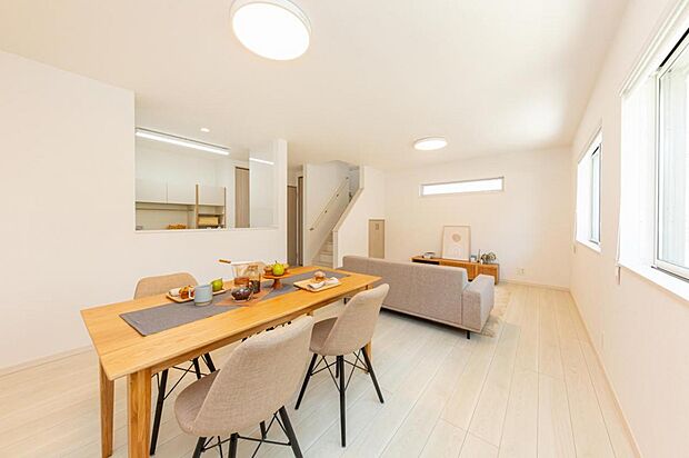 【リビングダイニング】【1号地】南面の大きな窓から光が差し込む明るいリビングダイニング。道路に面する窓は高い位置に配すことで、プライバシーを守りながら陽光を取り入れる工夫がされています。