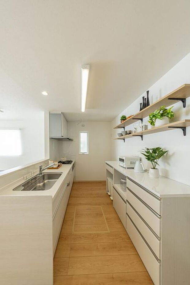 【【モデルハウス】キッチン】【9号地】 キッチン裏にはカップボードを備え付け。食器や料理道具の収納スペースには困りません。