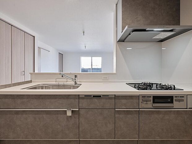 【キッチン】食器洗浄機や広々シンクや作業スペースなどお料理も楽しく、楽になる機能性あふれるキッチンです。