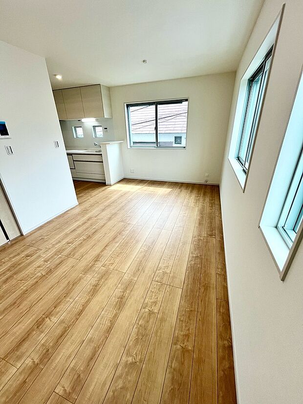 1号棟　LDK　3方に窓が有り、明るいです。