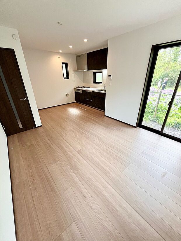 【1F　LDK】3方に窓があり明るいです