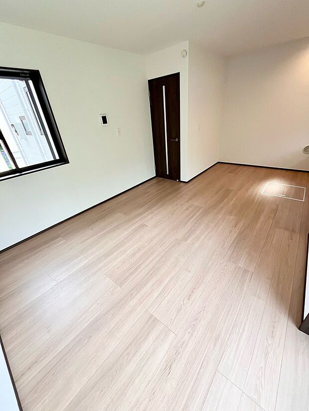 【1F　LDK】3方に窓があり明るいです