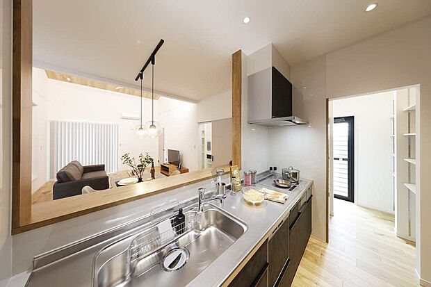 5号地モデルハウス
自然換気ができる採風機能付きの勝手口を採用。室内を通らずにゴミ出しが行える、機能的なキッチンに仕上げています。