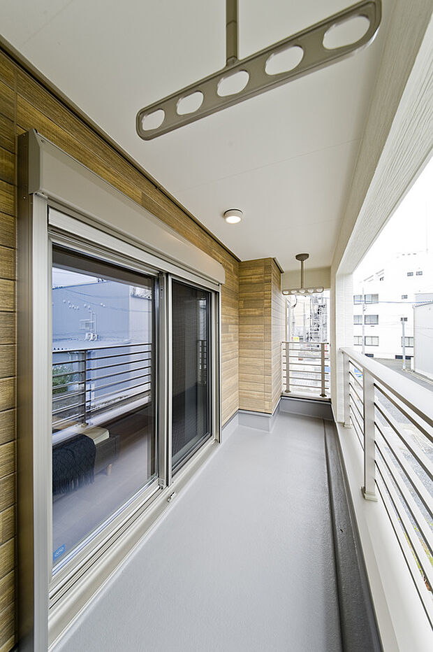 【【25号地モデルハウス】】格子の手摺が開放的なベランダは、屋根があるので室内の延長のように使えます。