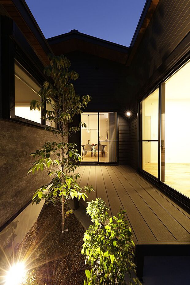 【5号地モデルハウス】LDK東側には開放的なデッキを採用。縁側のように腰掛けたりと、外との繋がりを愉しめます。また、洗濯物やリネンが干せる物干し金物を備えています。