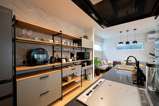 広々としたアイランドキッチンで快適な空間を!
キッチンはリビングエリアとの間にオープンな配置になっており、家族や友人とのコミュニケーションを大切にできる空間を演出しています。