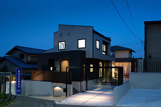 室内の照明が優雅でラグジュアリーな雰囲気を作り出しています。