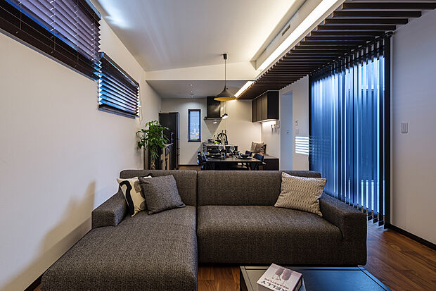 勾配天井や木製ルーバーを贅沢に取り入れ、20帖の大空間のLDKを配置。プライバシーを確保し、ご家族だけの中庭空間でBBQやお子様のプール、ワンちゃんのドッグラン利用など様々なライフスタイルに合った活用