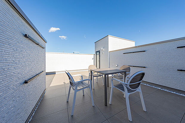 スカイバルコニー（金属防水）　23帖