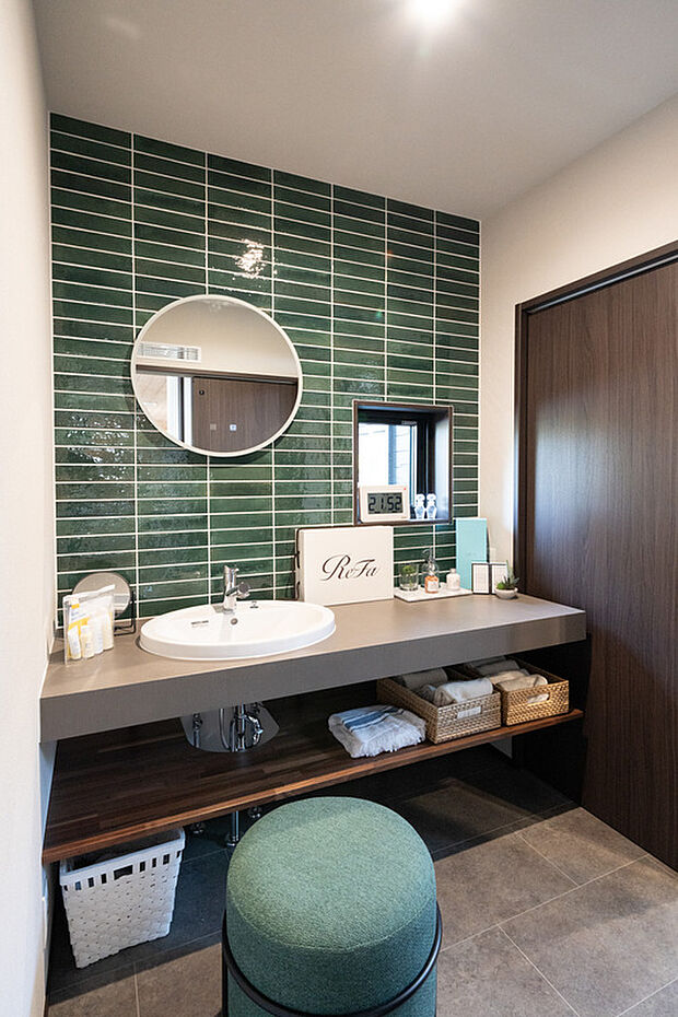 【洗面室】壁部分にタイルを使用。耐久性・防水性・お手入れのしやすさがメリット♪